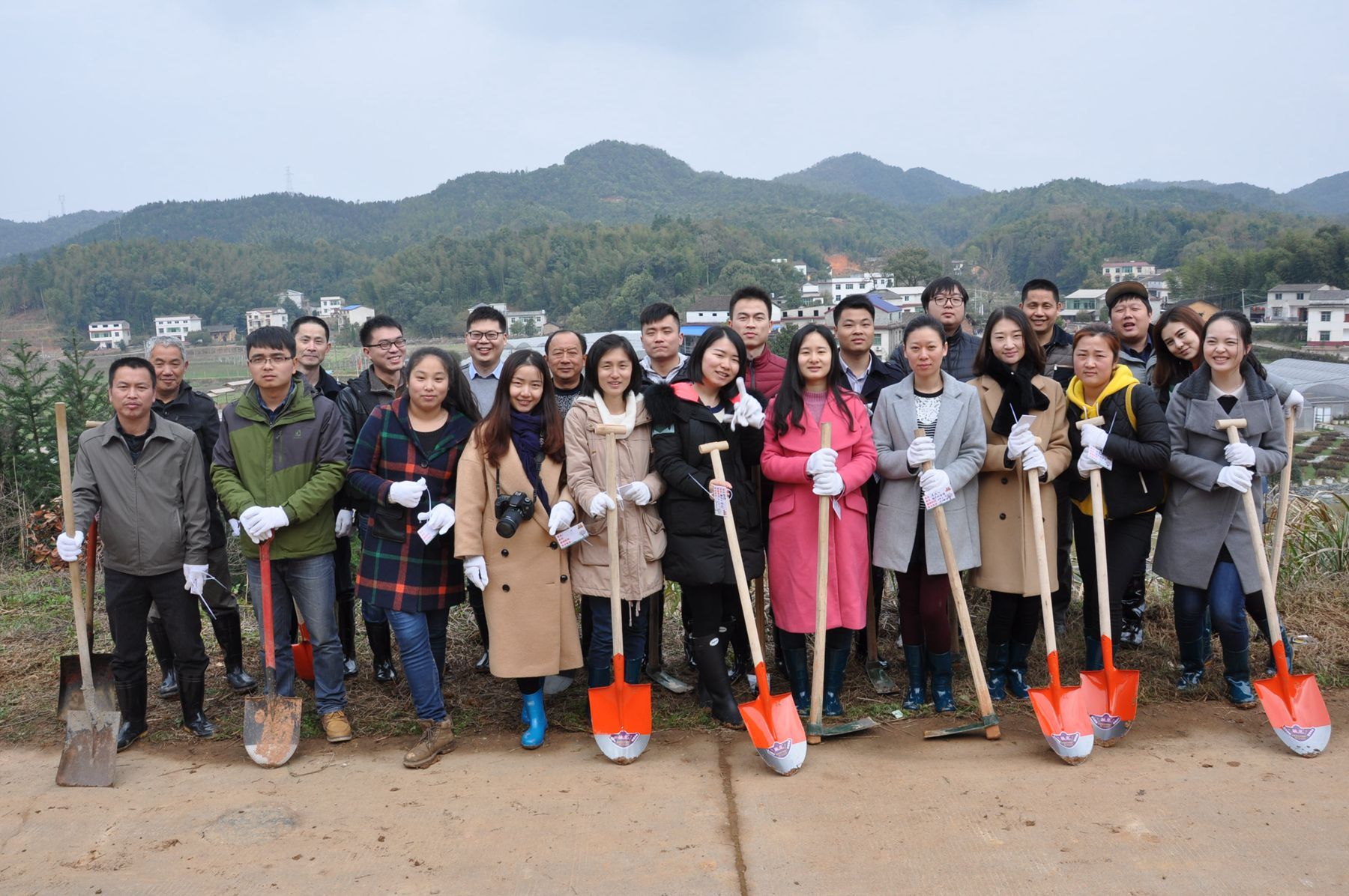 新蘆淞集團團委組織開展義務(wù)植樹活動